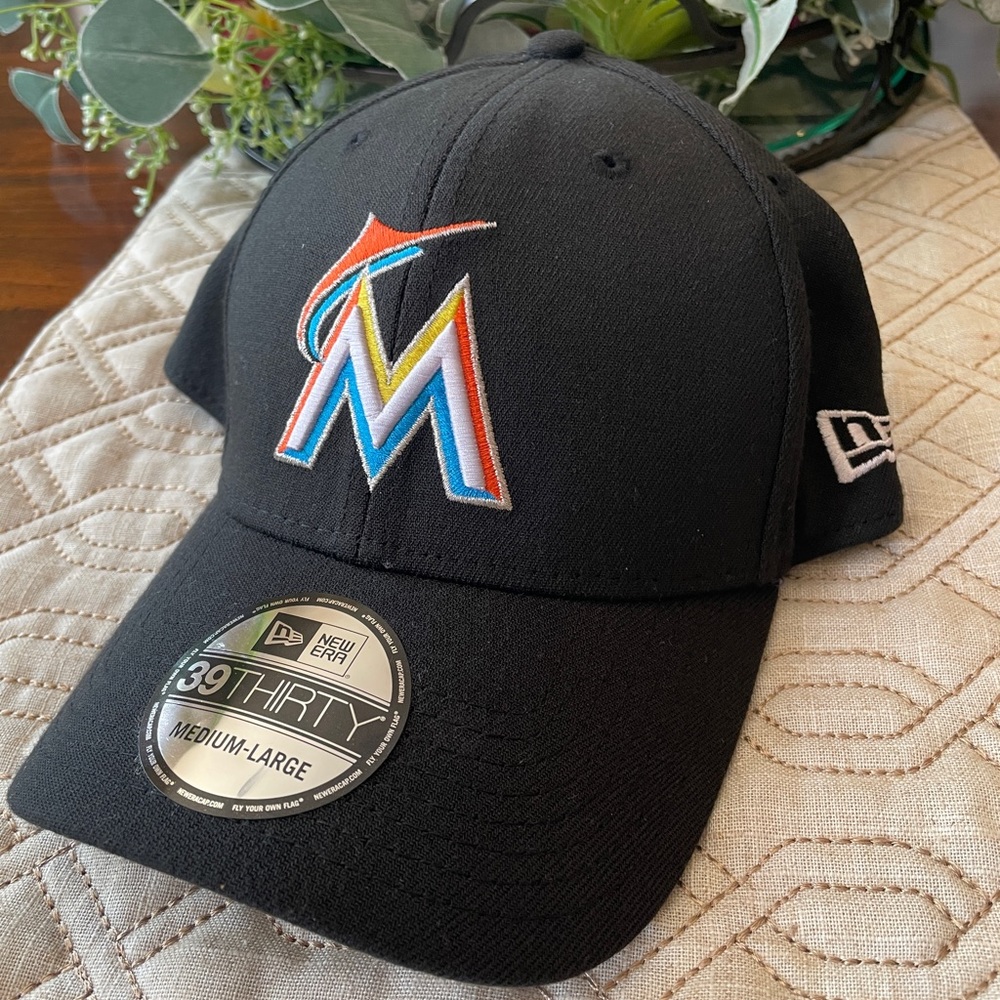 New Era Miami Marlins MLB Hat Team Classic 39THIRTY Medium/Large Flex Black Cap